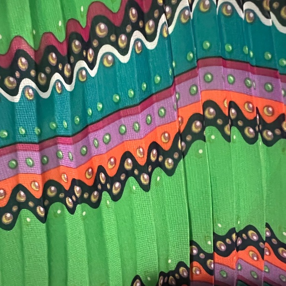 Green maxi dress with accordion pleating - Picture 4 of 5